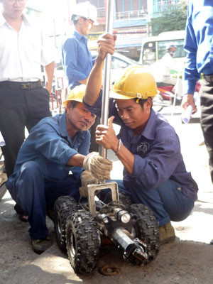 Robot chuẩn bị "hành trình". Ảnh: Bee.net. Robot chuẩn bị