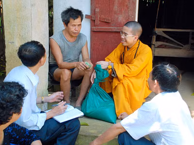 Sư thầy ở Lạng Sơn và những người hảo tâm hỗ trợ gạo cho gia đình ông Hoàng Văn Cư 