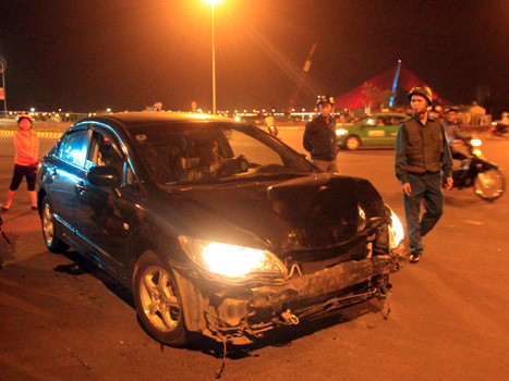 Xế hộp sau đó bị CSGT bắt giữ, đưa đến hiện trường. Ảnh: Nguyễn Đông