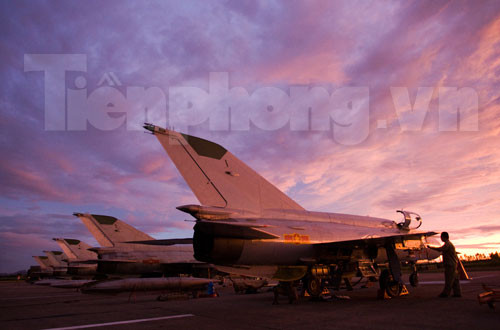 Trên đường băng của Sư đoàn 371 lúc bình minh