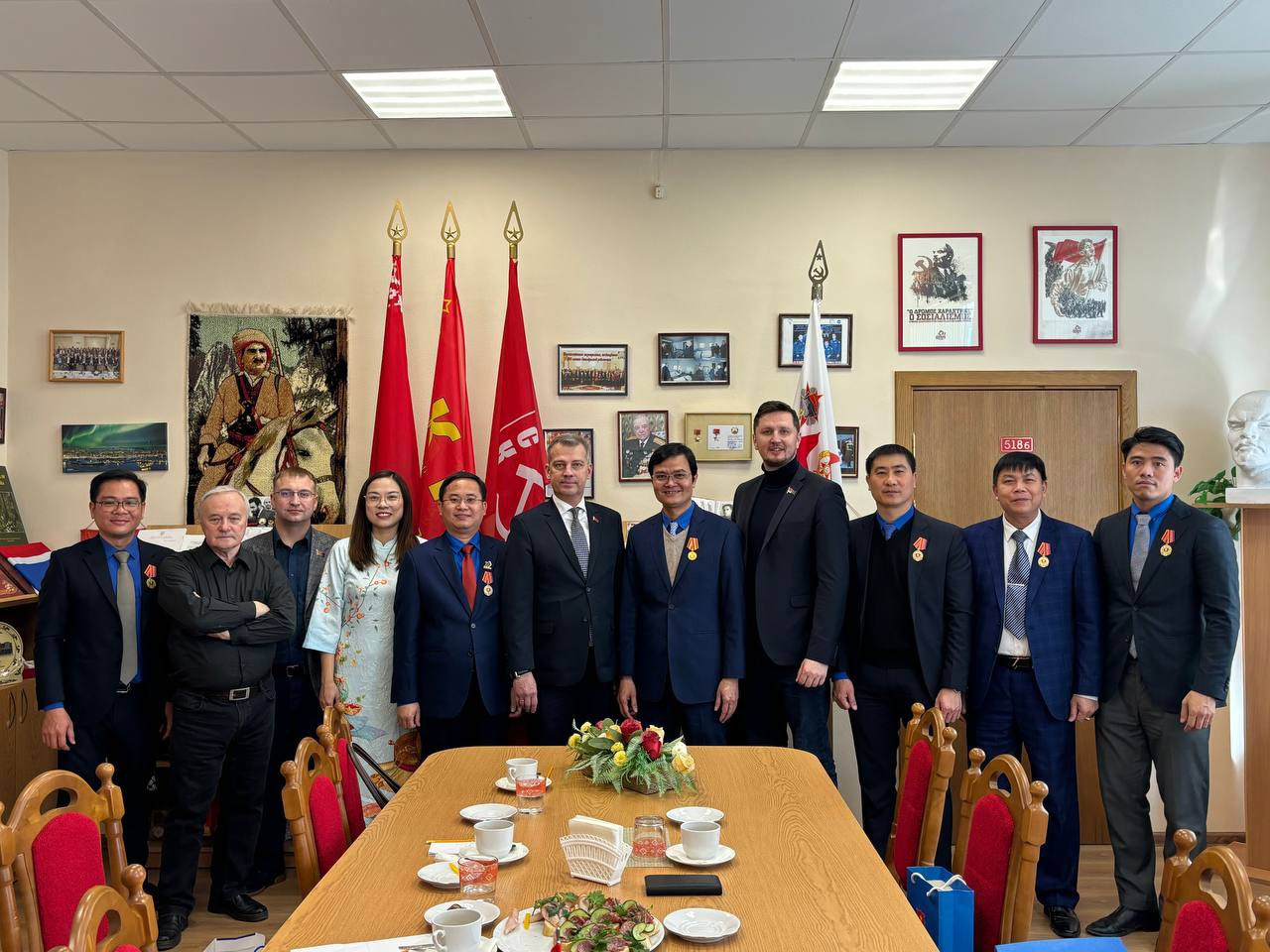 Đoàn đại biểu cấp cao Trung ương Đoàn chụp ảnh lưu niệm tại buổi chào xã giao Bí thư thứ nhất Đảng Cộng sản Belarus. Đoàn đại biểu cấp cao Trung ương Đoàn chụp ảnh lưu niệm tại buổi chào xã giao Bí thư thứ nhất Đảng Cộng sản Belarus.