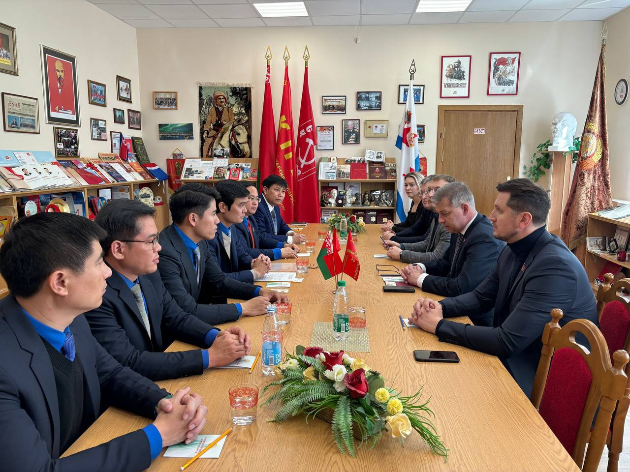 Bí thư thứ nhất Đảng Cộng sản Belarus Aleksei Nhikolaevich Sokol trao đổi với đoàn cấp cao Trung ương Đoàn tại buổi tiếp Bí thư thứ nhất Đảng Cộng sản Belarus Aleksei Nhikolaevich Sokol trao đổi với đoàn cấp cao Trung ương Đoàn tại buổi tiếp