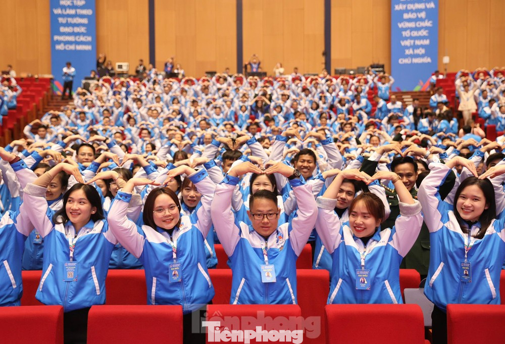 Đoàn viên, thanh niên, thiếu niên và nhi đồng đặt câu hỏi cho Diễn đàn "Tiếng nói tuổi trẻ - Hành động của Đoàn" gửi về địa chỉ: http://doithoai.doanthanhnien.vn. Ảnh: Như Ý Đoàn viên, thanh niên, thiếu niên và nhi đồng đặt câu hỏi cho Diễn đàn "Tiếng nói tuổi trẻ - Hành động của Đoàn" gửi về địa chỉ: http://doithoai.doanthanhnien.vn. Ảnh: Như Ý