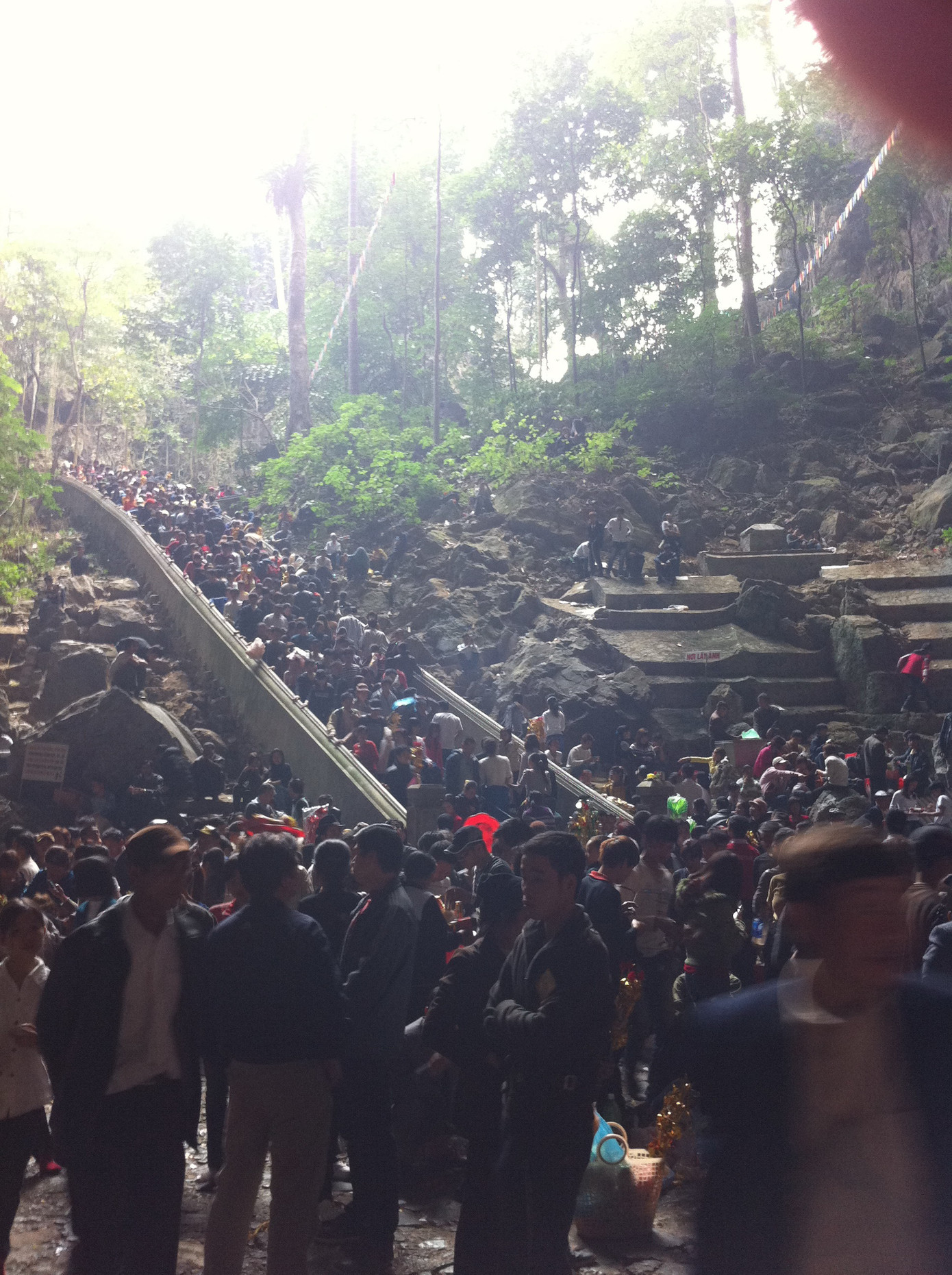 Đứng kín các cửa hang