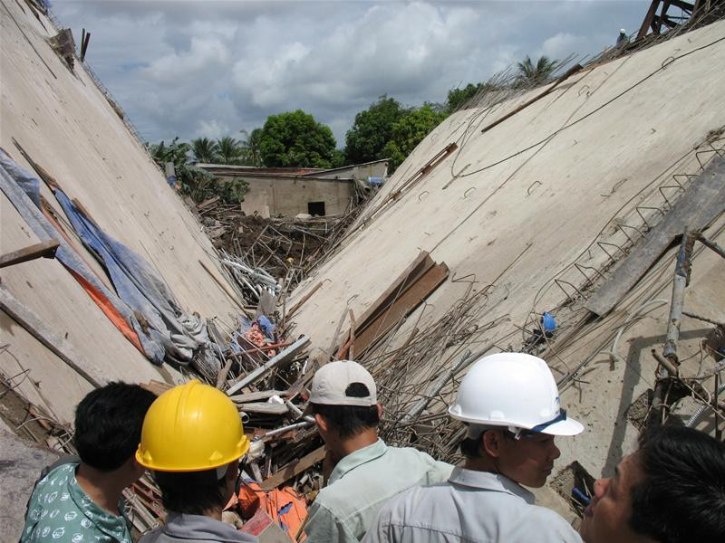 Hiện trường vụ tai nạn sập cầu. Ảnh : Sáu Nghệ Hiện trường vụ tai nạn sập cầu. Ảnh : Sáu Nghệ