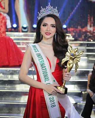 Hương Giang Idol bất ngờ được Chế Linh mời hát trong liveshow ảnh 1