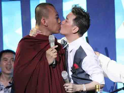 Bức ảnh Sư Thích Pháp Định và Mr. Đàm hôn nhau được lan truyền nhanh trên mạng. Bức ảnh Sư Thích Pháp Định và Mr. Đàm hôn nhau được lan truyền nhanh trên mạng