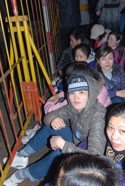 Trước thời điểm khai ấn (23h), hàng ngàn người chen chúc, chờ đợi ngoài cổng đền để được phép vào trong sau 23h30