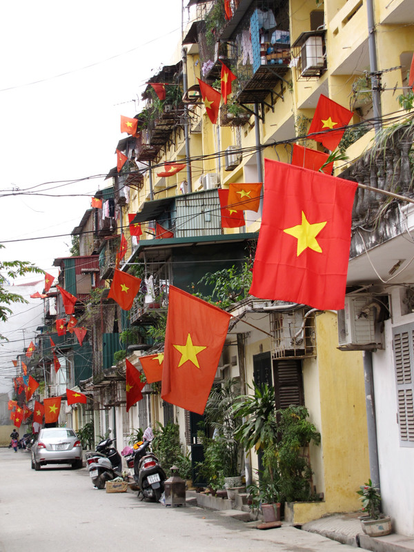 Cờ hoa lấp lánh, tung bay phất phới chào đón năm mới