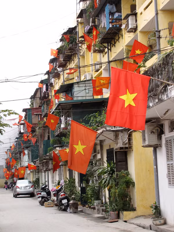Cờ hoa lấp lánh, tung bay phất phới chào đón năm mới