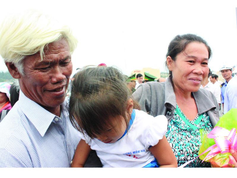 Giây phút sung sướng cùng con gái sau khi được giải cứu từ Hoàng Sa. Giây phút sung sướng cùng con gái sau khi được giải cứu từ Hoàng Sa