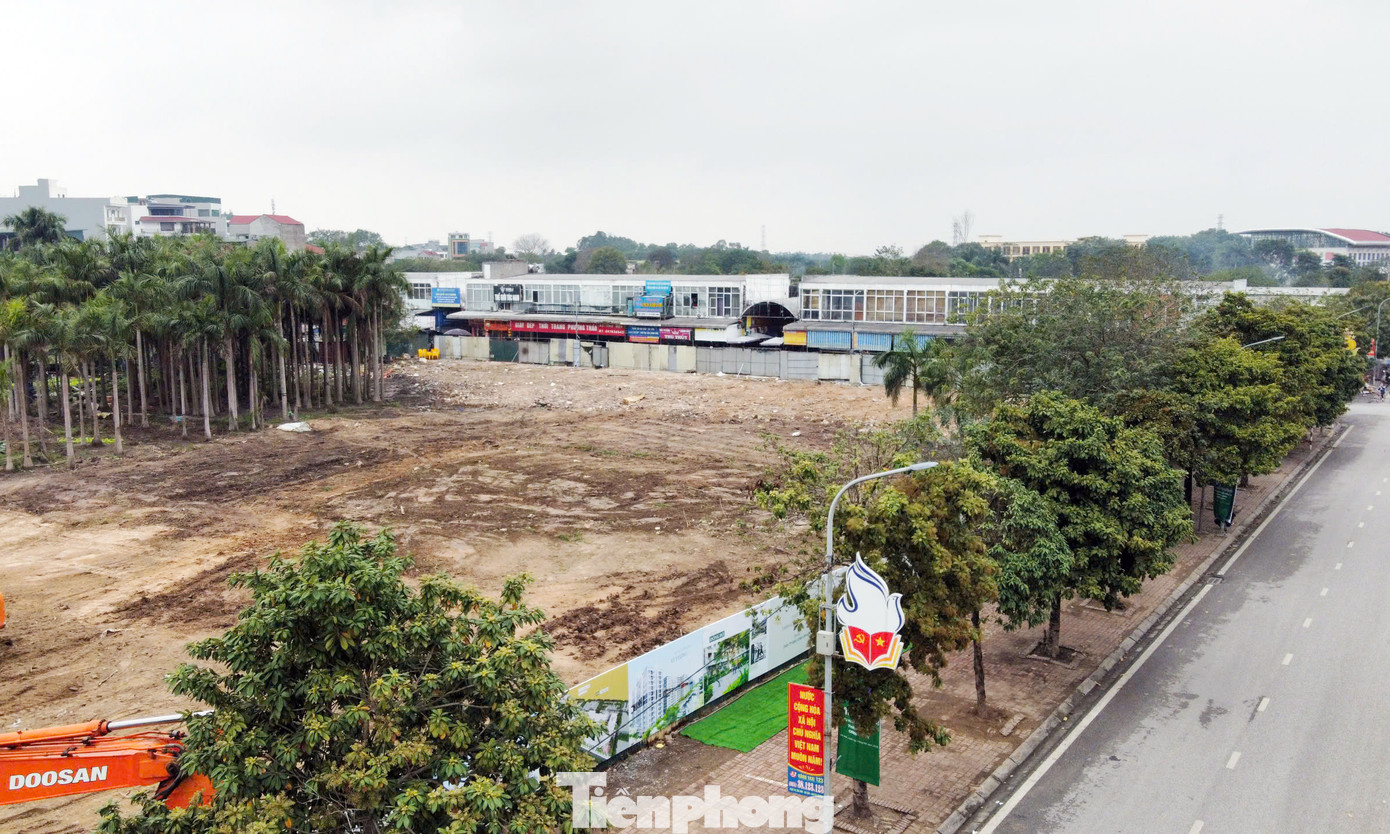 Theo chủ đầu tư, dự án sẽ cung cấp hơn 1.104 căn, dự kiến bàn giao nhà cho cư dân vào quý IV/2026, với giá bán 18,4 triệu đồng/m2 (đã bao gồm 5% thuế VAT và 2% phí bảo trì chung cư). Đây là mức giá hấp dẫn với người mua nhà trong bối cảnh giá nhà thương mại tại Hà Nội được đẩy lên ngưỡng 60 - 70 triệu đồng/m2 thời gian gần đây.