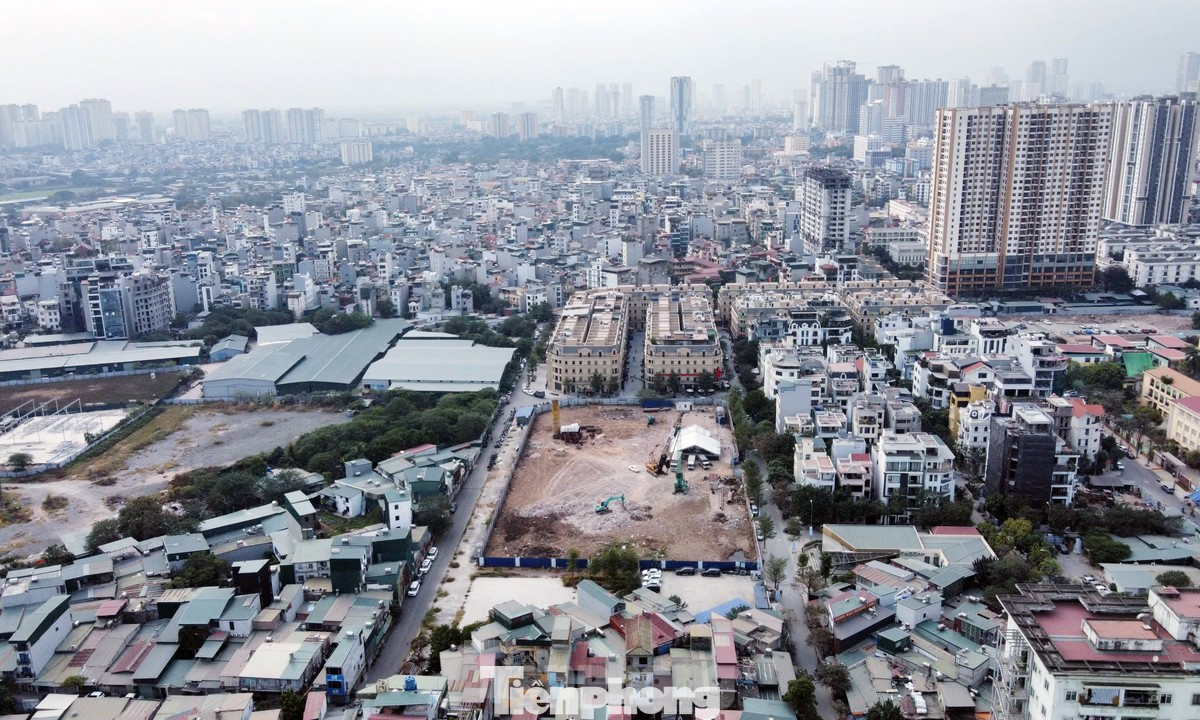 Cuối năm 2024 đến nay, Hà Nội cũng liên tiếp khởi công hai dự án nhà xã hội mới. Đầu tháng 12/2024, chủ đầu tư Udic đã khởi công nhà xã hội N01 Hạ Đình, ngõ 214 Nguyễn Xiển, huyện Thanh Trì. Dự án có 255 căn để bán và 110 căn cho thuê. Giá bán tạm tính 25 triệu đồng/m2, tương đương 1,75 tỷ đồng với căn diện tích 70m2. Chủ đầu tư tiếp nhận hồ sơ đăng ký mua, thuê căn hộ tại dự án từ quý cuối năm 2025.