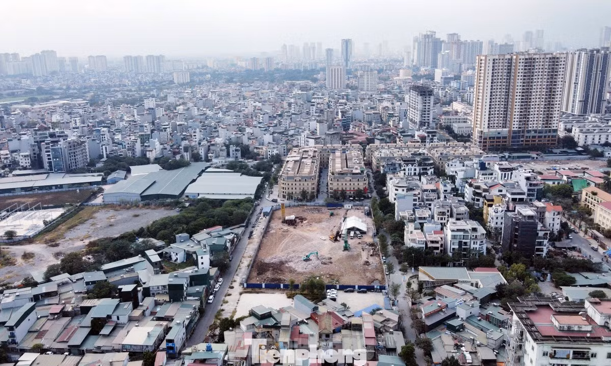 Cuối năm 2024 đến nay, Hà Nội cũng liên tiếp khởi công hai dự án nhà xã hội mới. Đầu tháng 12/2024, chủ đầu tư Udic đã khởi công nhà xã hội N01 Hạ Đình, ngõ 214 Nguyễn Xiển, huyện Thanh Trì. Dự án có 255 căn để bán và 110 căn cho thuê. Giá bán tạm tính 25 triệu đồng/m2, tương đương 1,75 tỷ đồng với căn diện tích 70m2. Chủ đầu tư tiếp nhận hồ sơ đăng ký mua, thuê căn hộ tại dự án từ quý cuối năm 2025.