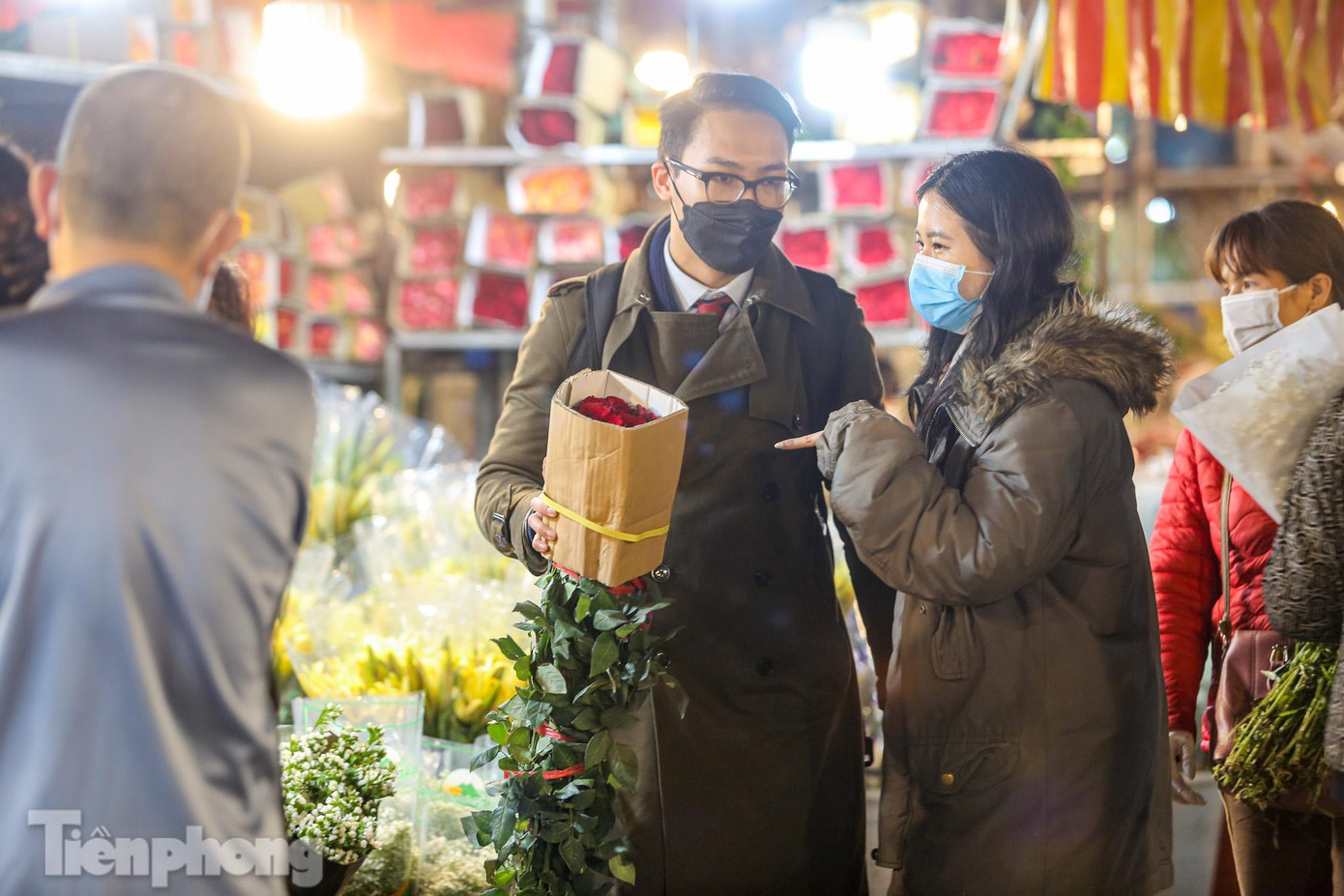 Nhiều sạp gói hoa vào những hộp carton trông rất bắt mắt.