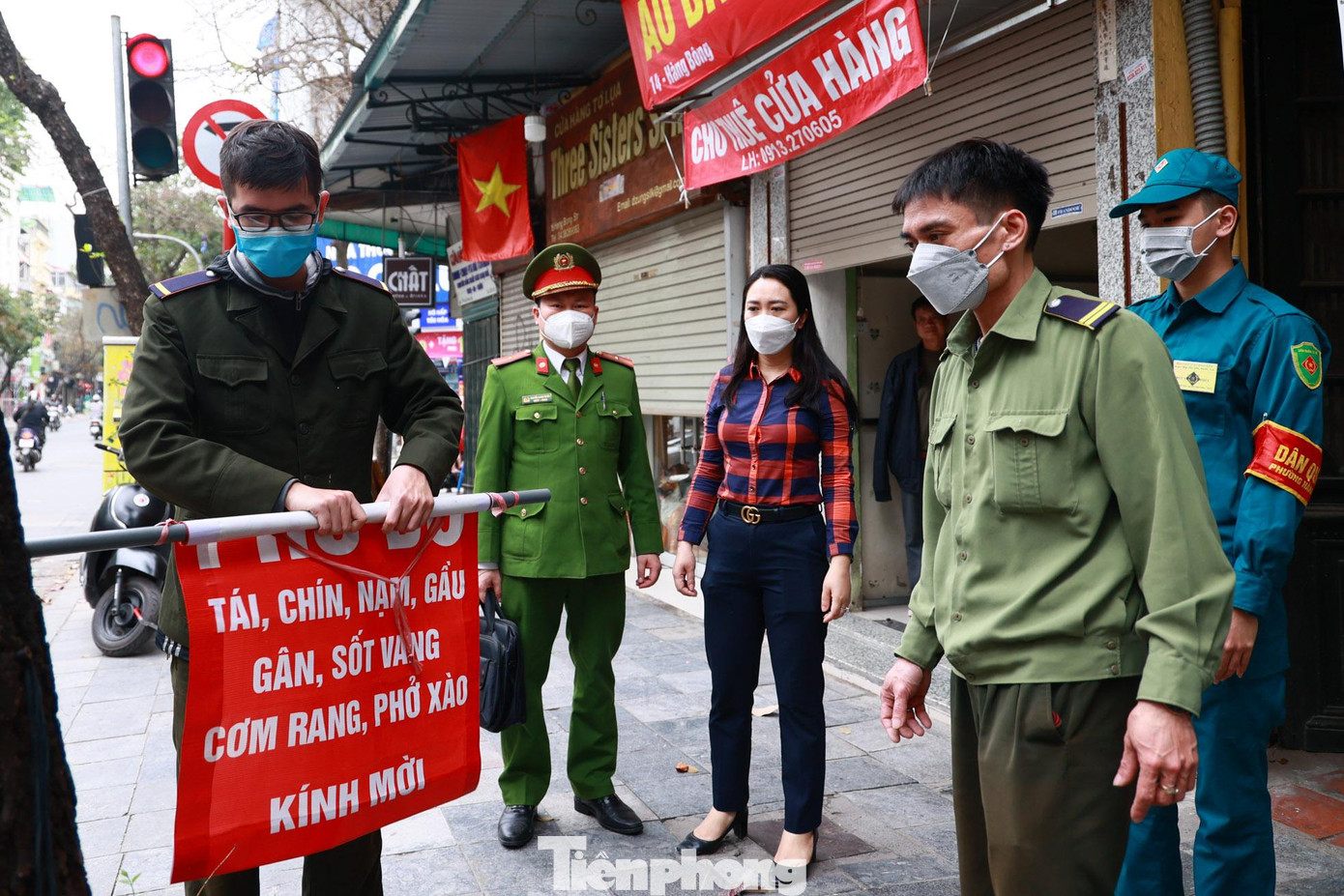 Lực lượng chức năng quận Hoàn Kiếm liên tục tuần tra, xử lý nghiêm các vi phạm trật tự đô thị. Lực lượng chức năng quận Hoàn Kiếm liên tục tuần tra, xử lý nghiêm các vi phạm trật tự đô thị.