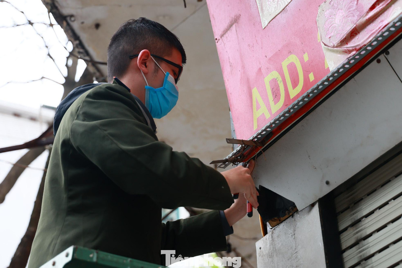 Những biển quảng cáo gây mất mỹ quan đô thị cũng được gỡ xuống hoặc điều chỉnh, sửa chữa. Những biển quảng cáo gây mất mỹ quan đô thị cũng được gỡ xuống hoặc điều chỉnh, sửa chữa.