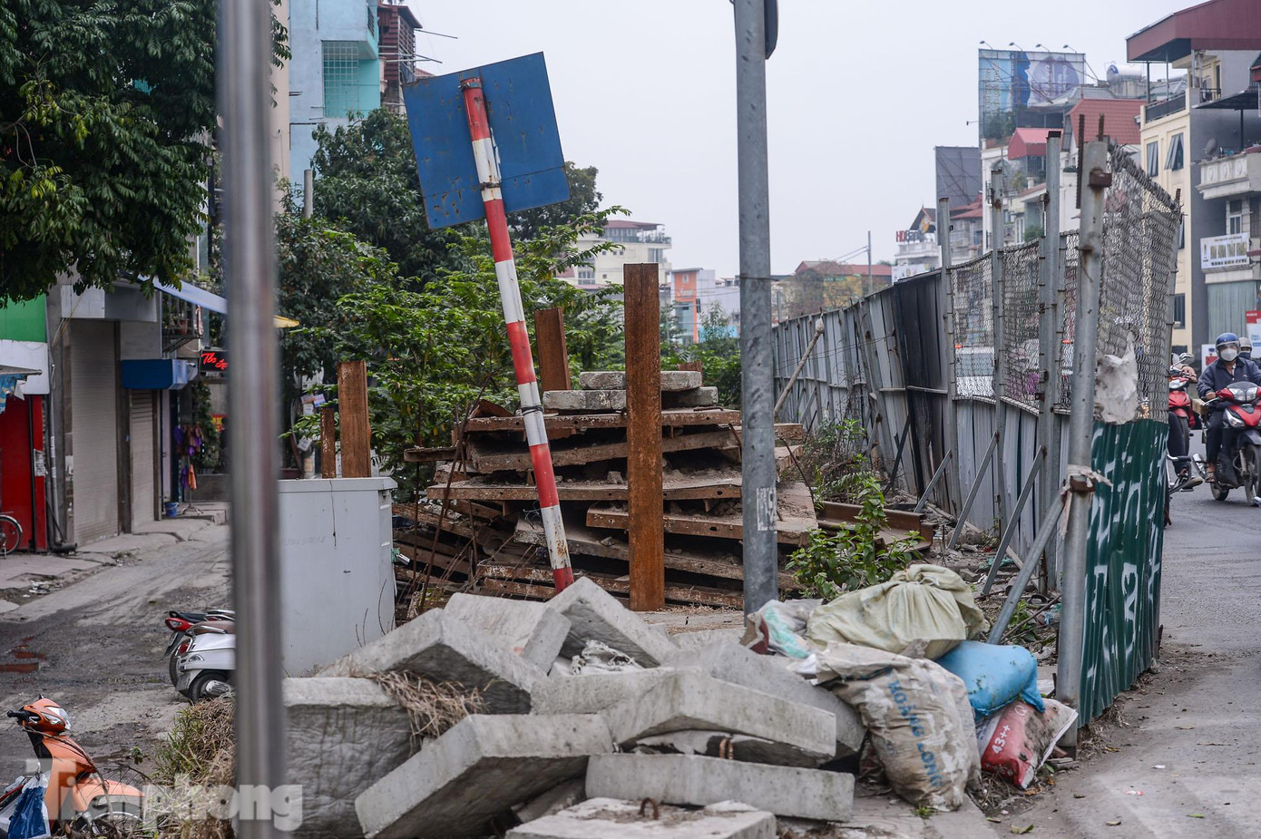 Ngổn ngang vật liệu xây dựng cùng phế liệu sau hàng rào tôn.