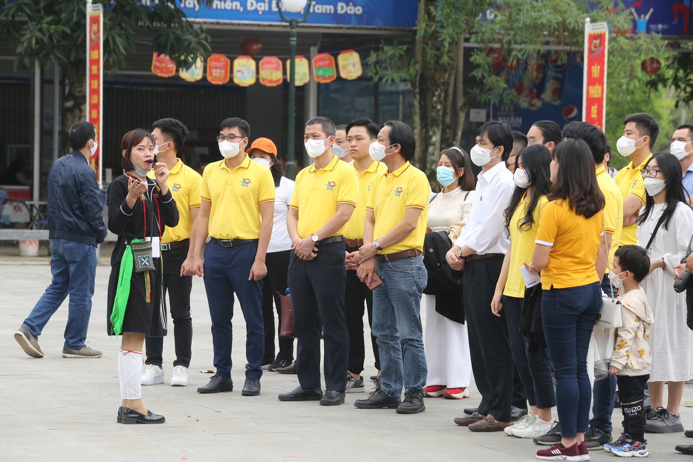 Đoàn nghe hướng dẫn viên thuyết trình về khu di tích danh thắng Tây Thiên. Đoàn nghe hướng dẫn viên thuyết trình về khu di tích danh thắng Tây Thiên.