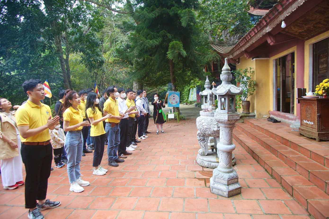 Các bạn trẻ dâng hương tại đền thờ Quốc Mẫu Tây Thiên. Các bạn trẻ dâng hương tại đền thờ Quốc Mẫu Tây Thiên.