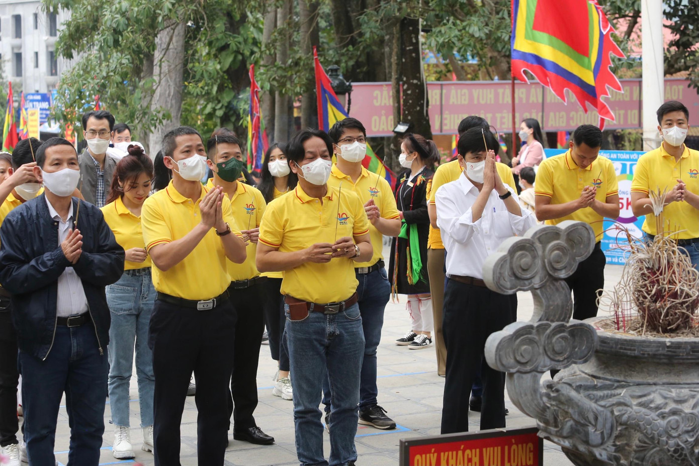 Đoàn đại biểu dâng hương tại đền Trình. Đoàn đại biểu dâng hương tại đền Trình.