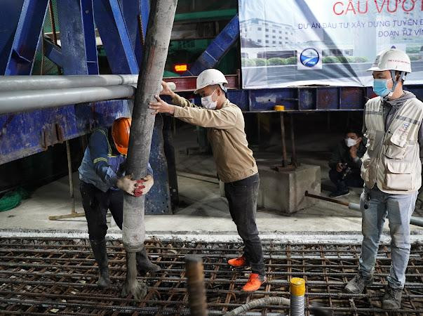 Một máy bơm bê tông cao 56m được triển khai đổ khoảng 22 mét khối bê tông trên nhịp cầu vượt ngã tư Vọng. Một máy bơm bê tông cao 56m được triển khai đổ khoảng 22 mét khối bê tông trên nhịp cầu vượt ngã tư Vọng.
