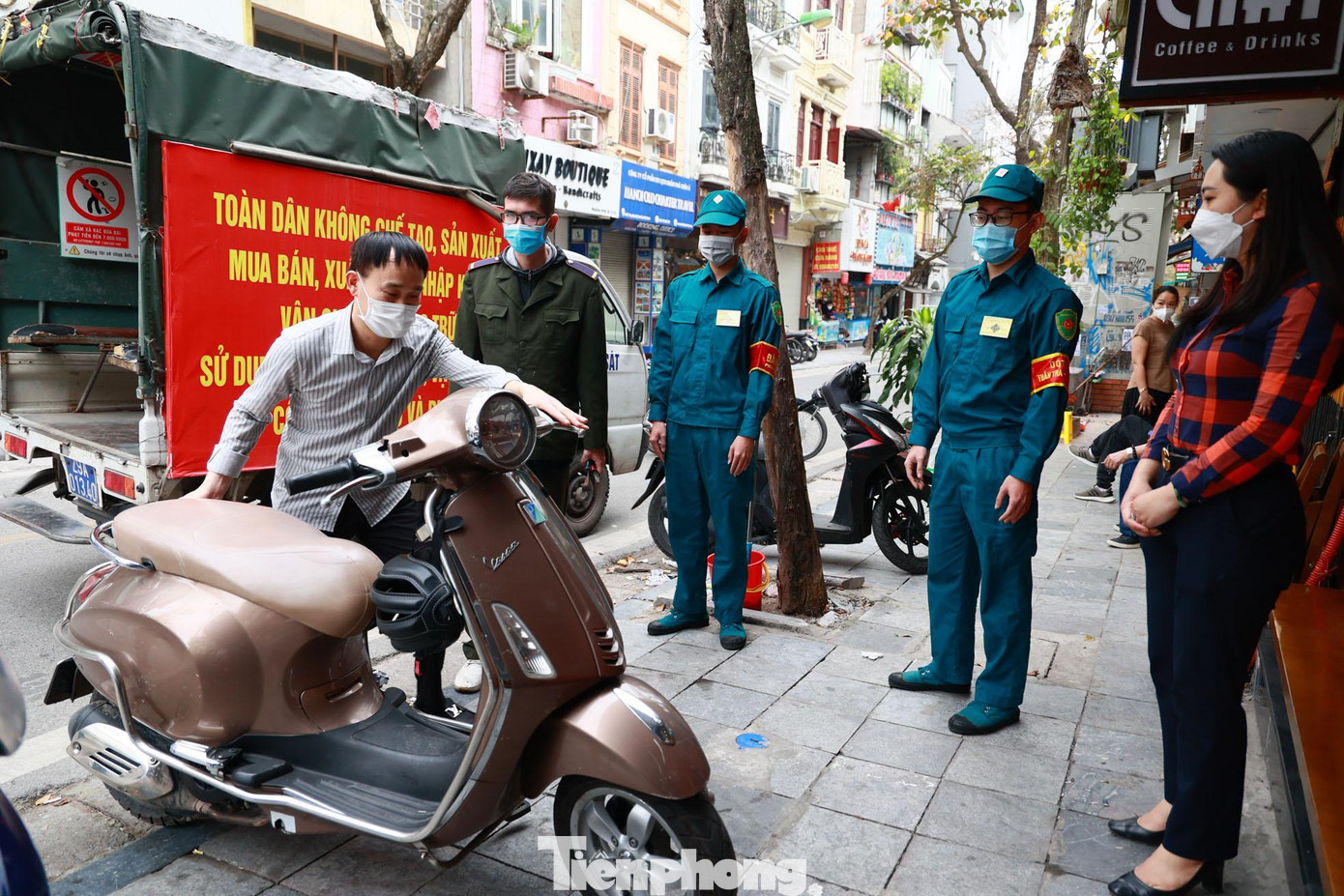 Để chuẩn bị đón khách quốc tế từ ngày 15/3, quận Hoàn Kiếm tổ chức tuyên truyền, kiểm tra, chỉnh trang các tuyến phố, vườn hoa, đảm bảo trật tự đô thị, trật tự an toàn giao thông, vệ sinh môi trường... Để chuẩn bị đón khách quốc tế từ ngày 15/3, quận Hoàn Kiếm tổ chức tuyên truyền, kiểm tra, chỉnh trang các tuyến phố, vườn hoa, đảm bảo trật tự đô thị, trật tự an toàn giao thông, vệ sinh môi trường...