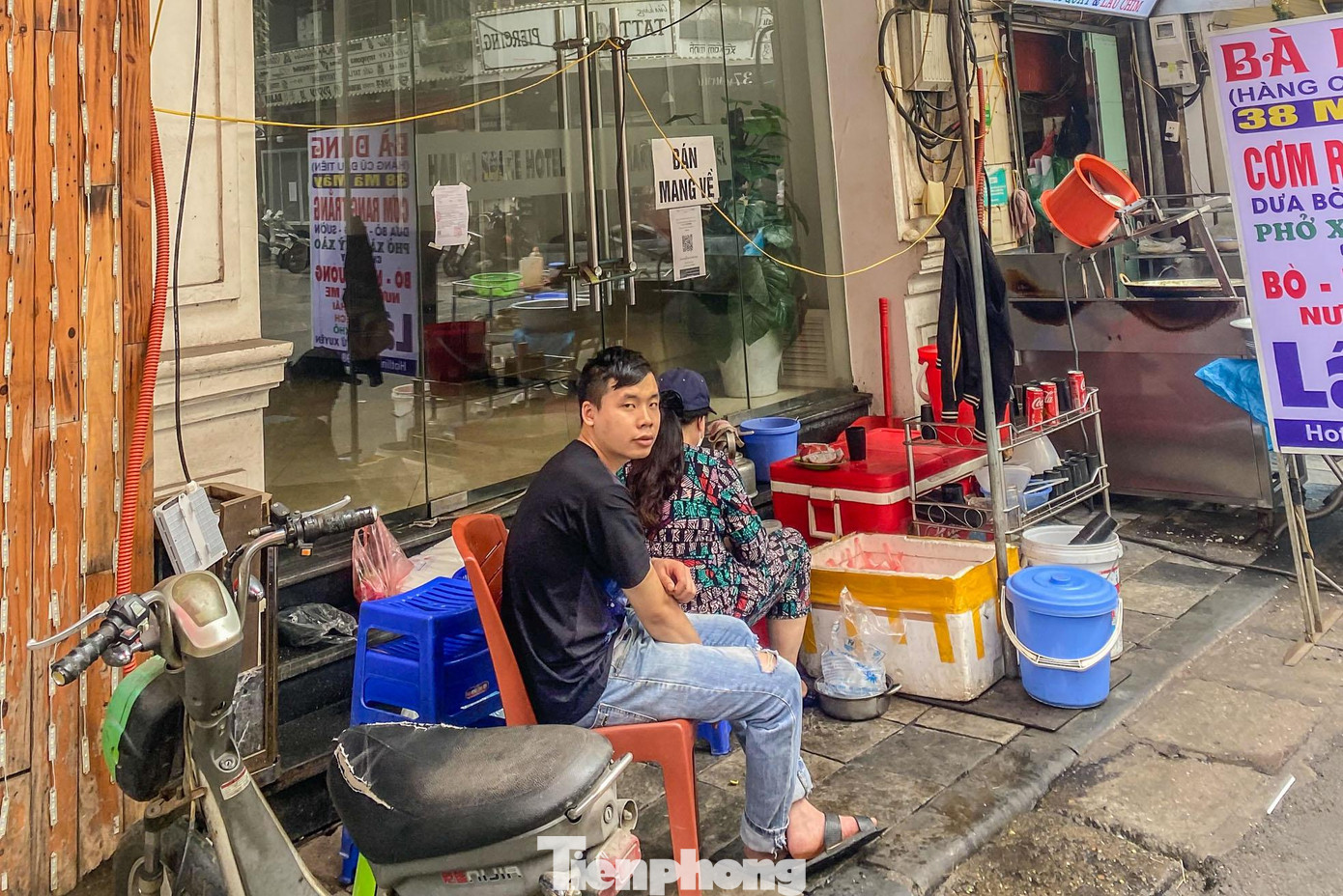 Hàng nước tận dụng cửa khách sạn làm nơi buôn bán.