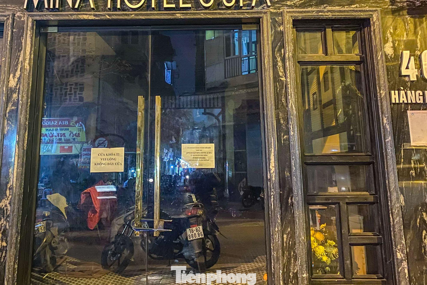 Một khách sạn có mặt bằng đẹp trên phố Hàng Buồm vẫn treo biển tạm dừng hoạt động trước ngày Việt Nam đón khách quốc tế trở lại.