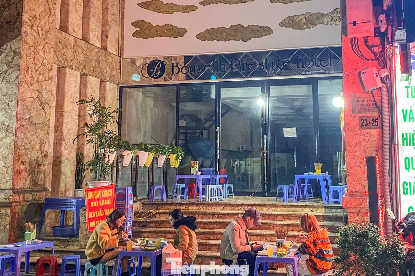 Sảnh khách sạn được tận dùng làm nơi bán đồ ăn.