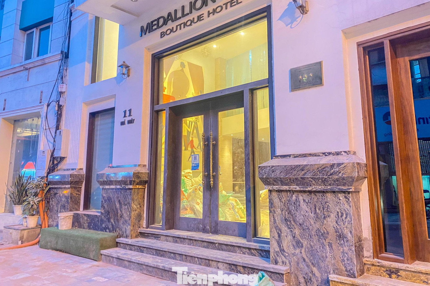 Một số khách sạn sáng đèn, tuy nhiên vẫn chưa trở lại hoạt động.