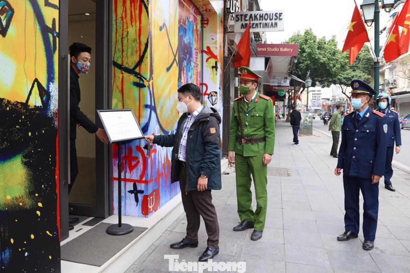 Lực lượng chức năng kiểm tra hoạt động kinh doanh các nhà hàng trên phố cổ. Lực lượng chức năng kiểm tra hoạt động kinh doanh các nhà hàng trên phố cổ.