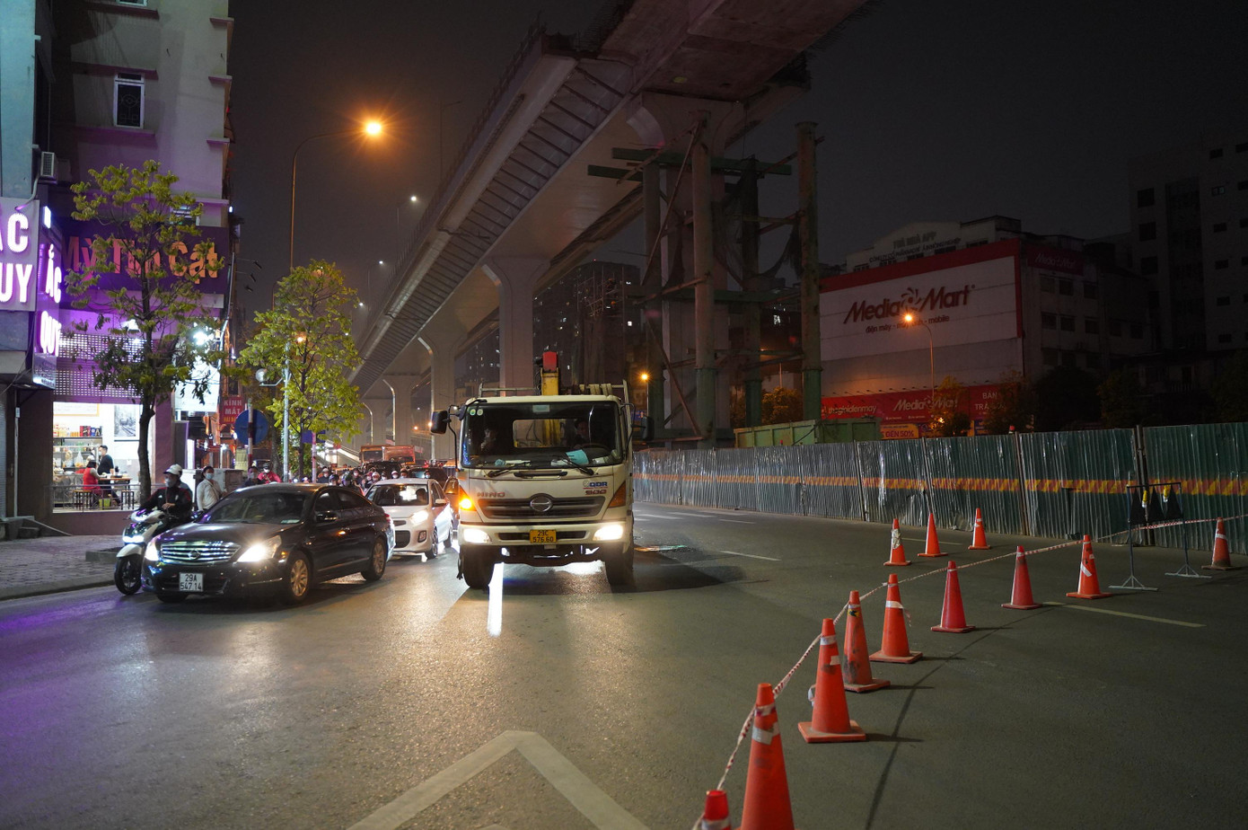 Các phương tiện giao thông vào thời điểm trên đều phải đi vòng sang hướng khác. Các phương tiện giao thông vào thời điểm trên đều phải đi vòng sang hướng khác.