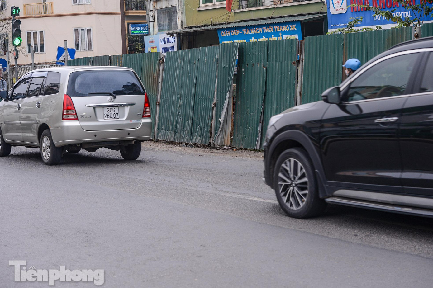 Tôn chắn công trình xuống cấp, siêu vẹo.