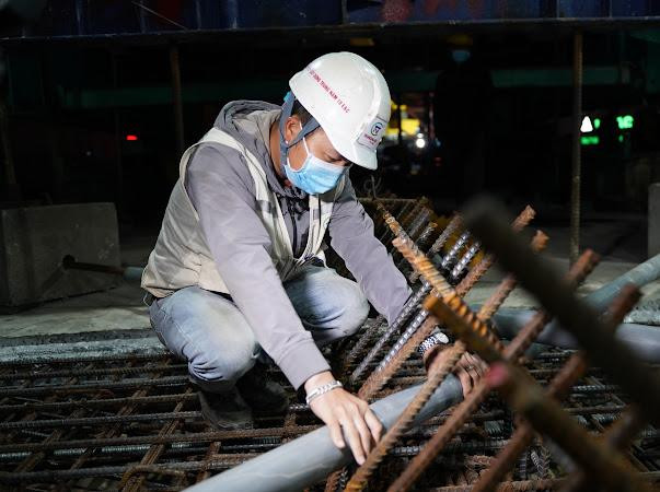 Phía dưới được nhà thầu bố trí lưới ngăn vật liệu rơi xuống mặt đường - nơi xe cộ vẫn lưu thông hàng ngày. Phía dưới được nhà thầu bố trí lưới ngăn vật liệu rơi xuống mặt đường - nơi xe cộ vẫn lưu thông hàng ngày.