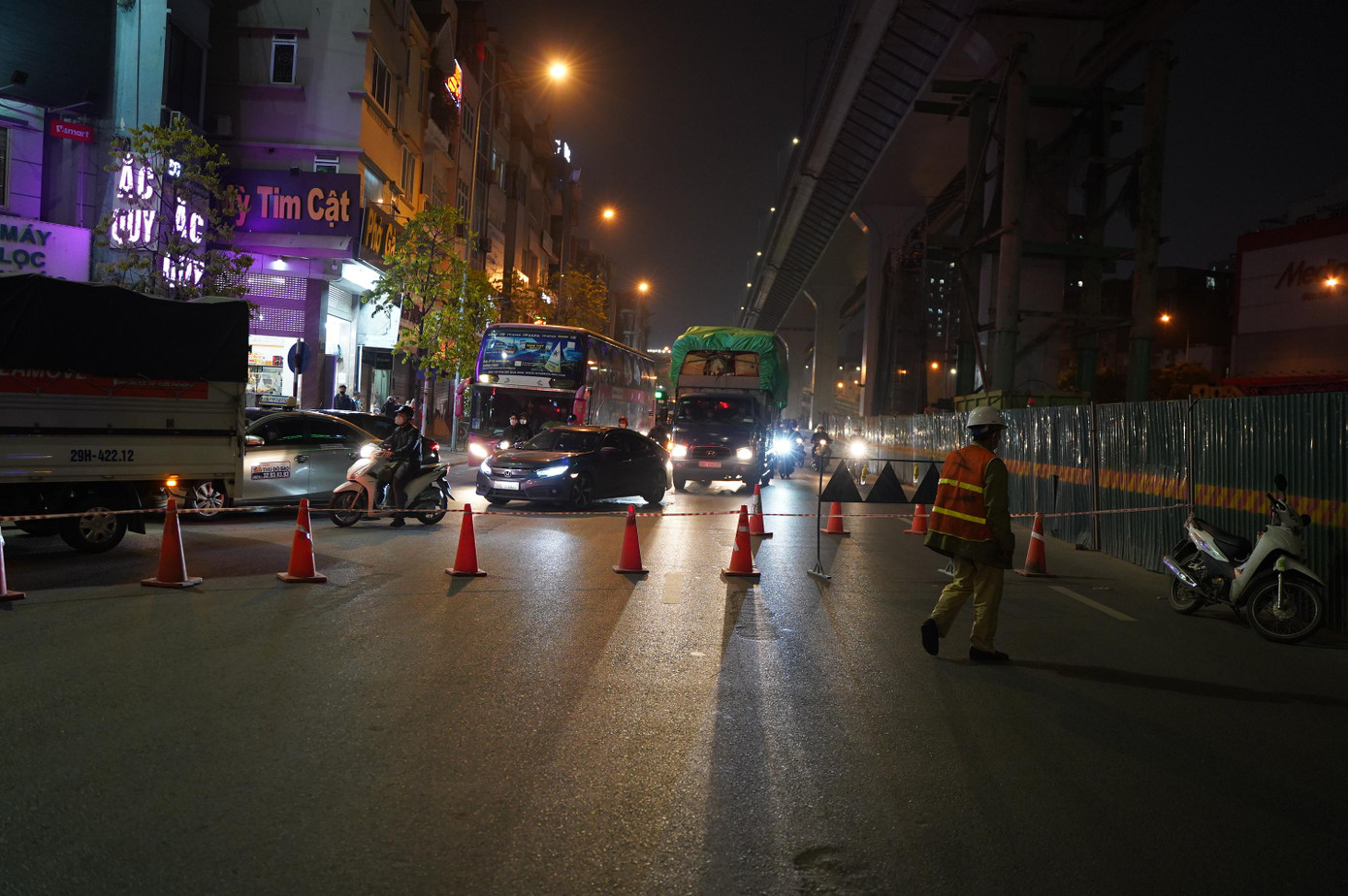 Khoảng 21h tối ngày hôm qua (24/3), đơn vị thi công bắt đầu rào chắn đoạn đường Trường Chinh giao cắt đường Giải Phóng để tiến hành đổ bê tông hợp long nhịp cầu cao và dài nhất trên tuyến đường vành đai 2 trên cao. Khoảng 21h tối ngày hôm qua (24/3), đơn vị thi công bắt đầu rào chắn đoạn đường Trường Chinh giao cắt đường Giải Phóng để tiến hành đổ bê tông hợp long nhịp cầu cao và dài nhất trên tuyến đường vành đai 2 trên cao.