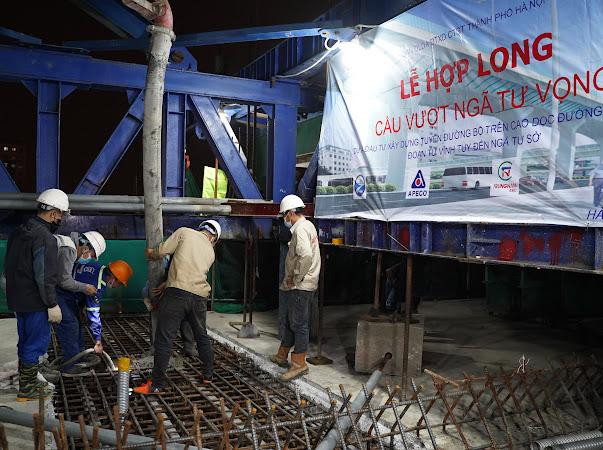 Lễ hợp long cầu vượt Ngã Tư Sở chính thức được diễn ra vào tối qua. Lễ hợp long cầu vượt Ngã Tư Sở chính thức được diễn ra vào tối qua.