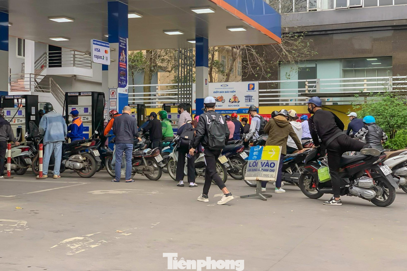 Hàng xe nối đuôi nhau, để có thể đổ xăng phải chờ khoảng 10-15 phút.