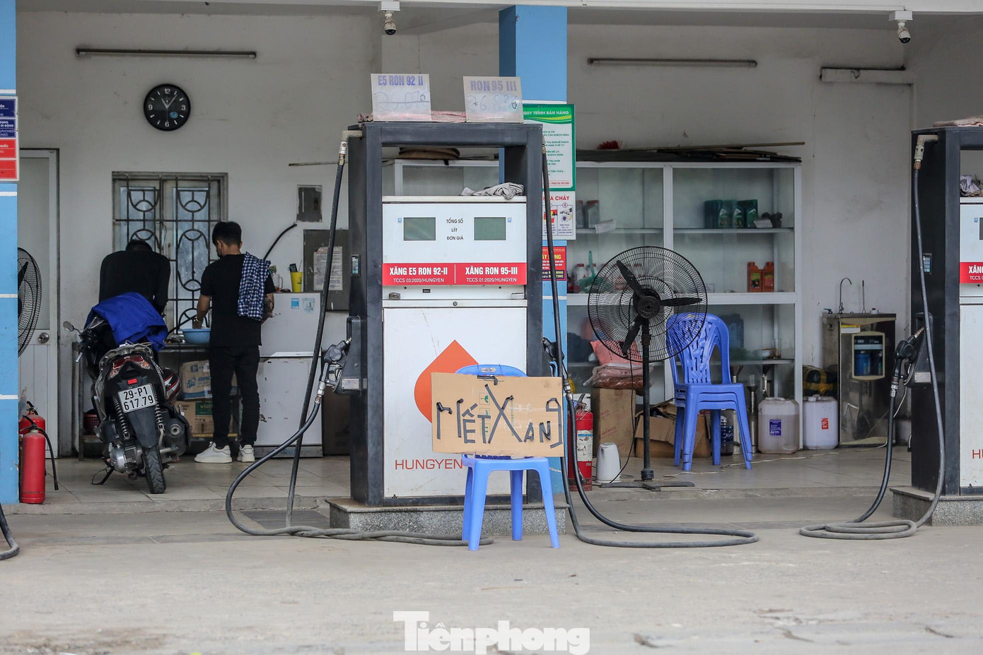Khi được hỏi thì nhân viên bán xăng cho biết, hôm qua người dân đến đổ xăng quá đông nên cửa hàng đã bán hết xăng, hiện chưa nhập về kịp.