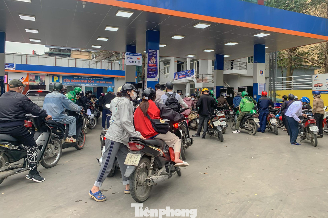 Tại cửa hàng xăng dầu trên phố Tây Sơn (quận Đống Đa, Hà Nội), tình trạng đông đúc vẫn diễn ra vào sáng nay, trước thời điều điều chỉnh giá xăng chiều nay.