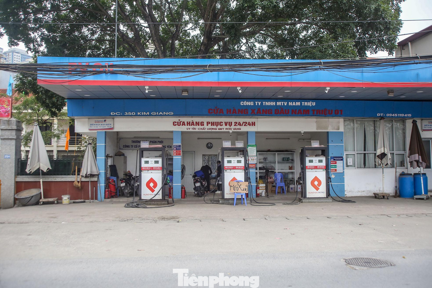 Tương tự tại cửa hàng xăng trên đường Kim Giang (Hoàng Mai, Hà Nội) thông báo hết xăng từ sáng sớm.