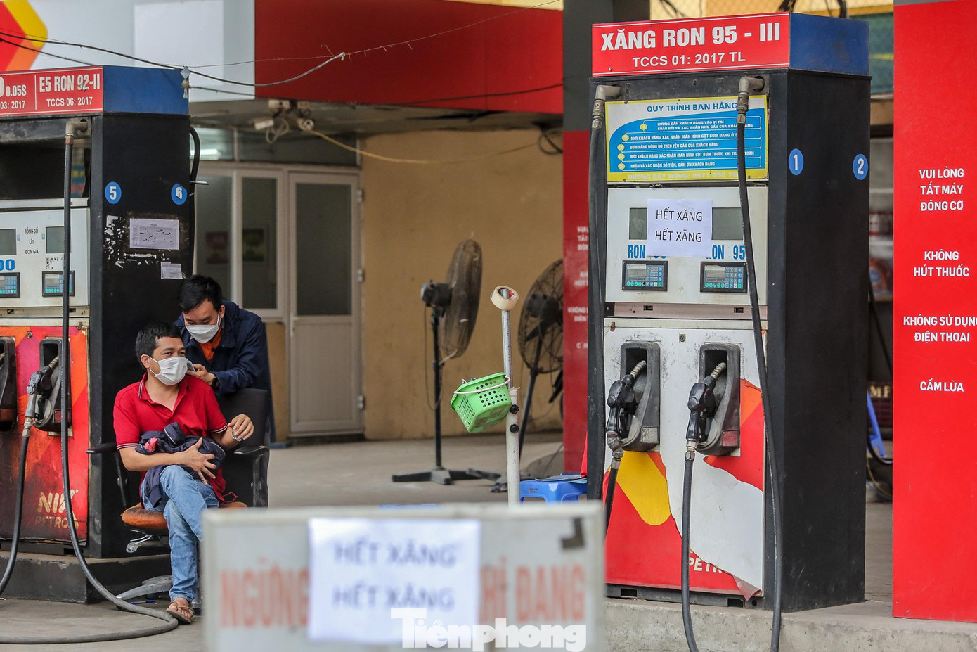 Cây xăng trên đường Trần Phú (Hà Đông, Hà Nội) treo biển "hết xăng".
