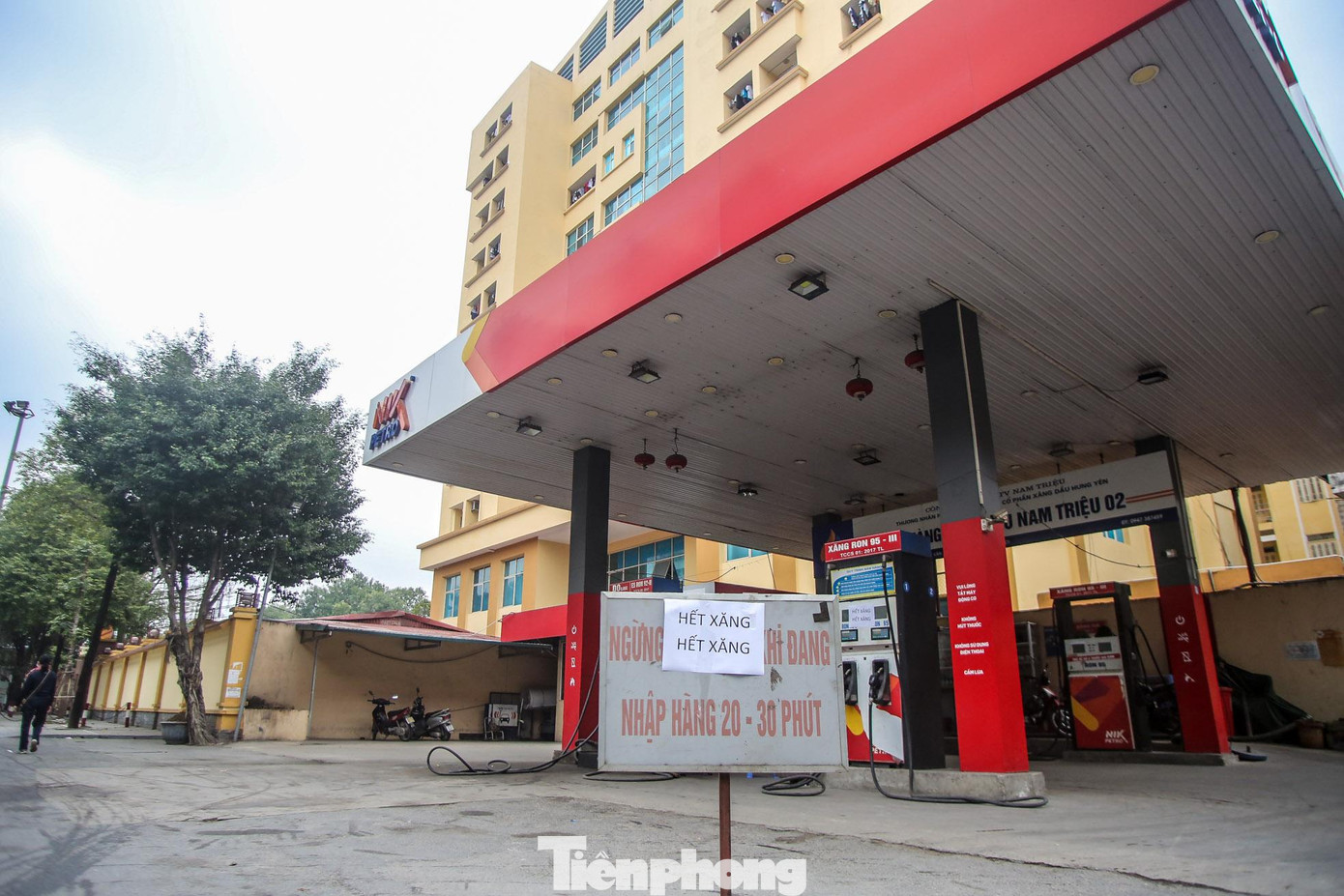 Sau khi người dân ùn ùn kéo nhau đi mua xăng vào hôm qua (10/3) thì sáng nay (11/3), nhiều cây xăng ở Hà Nội đồng loạt treo biển "hết xăng" vì... hết hàng.