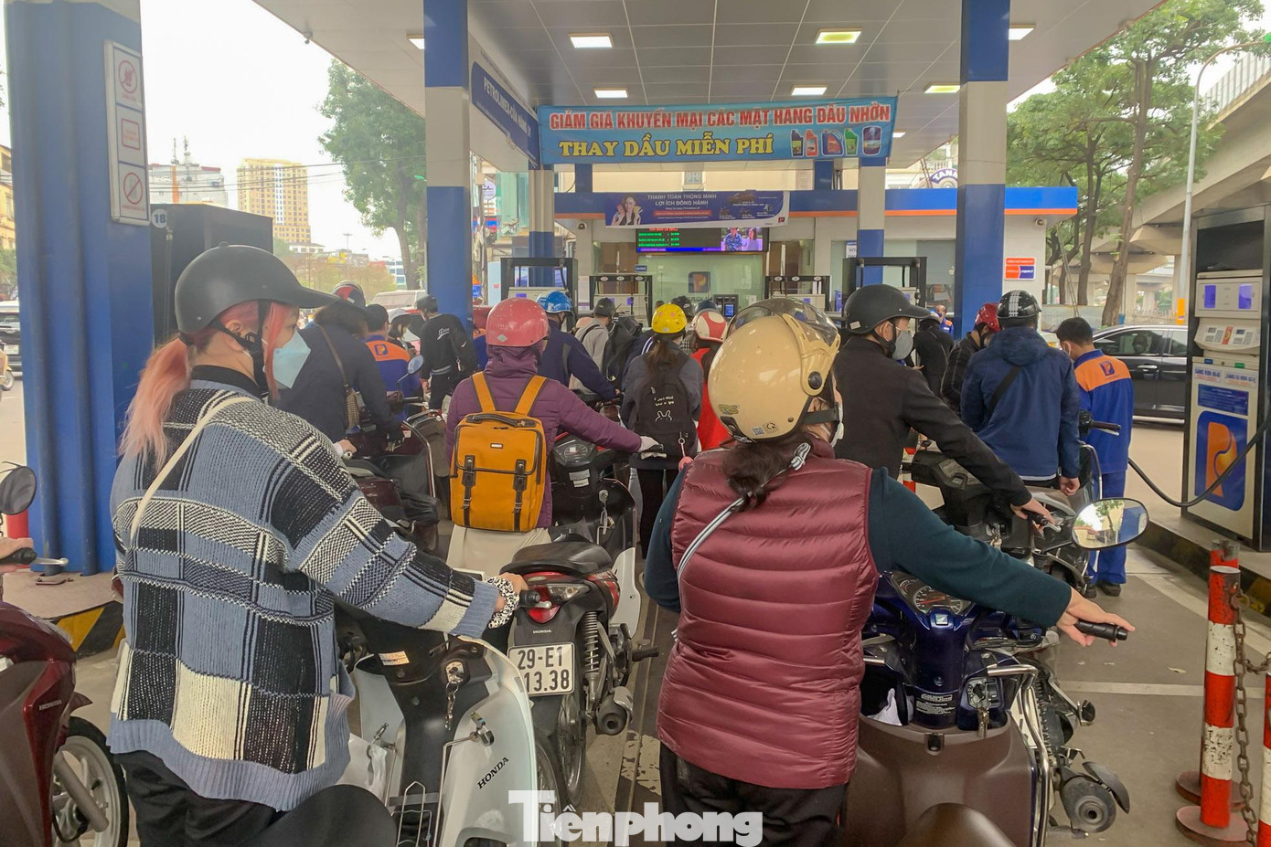 Cửa hàng xăng trên đường Láng, đoạn gần Ngã Tư Sở (quận Thanh Xuân, Hà Nội) vẫn chưa có dấu hiệu hạ nhiệt vào sáng nay.