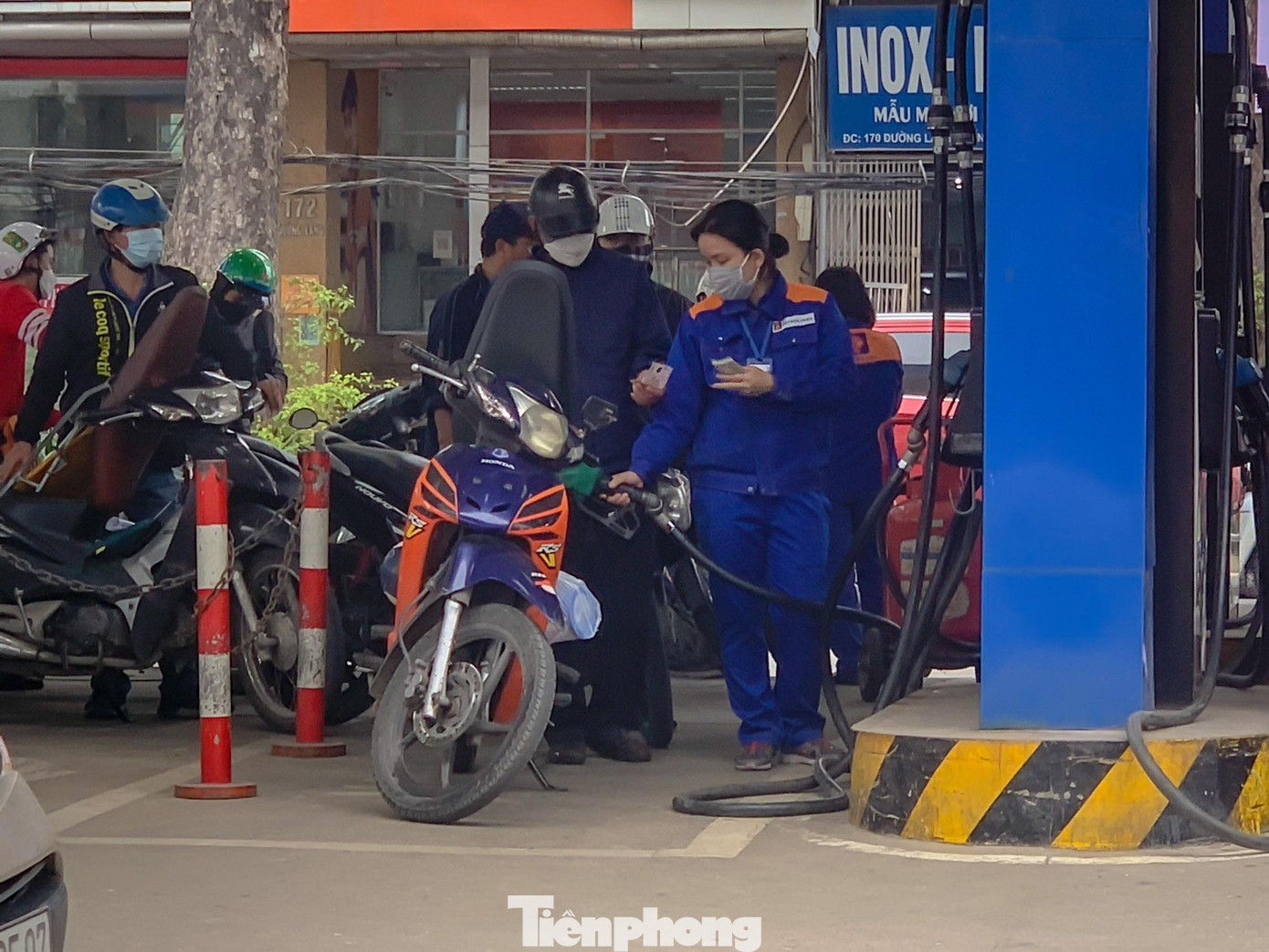 Tại TPHCM vào sáng 11/3, nhiều cửa hàng xăng dầu ở khu vực Quận 3, Quận 5, Quận 10,… tấp nập khách. Nhân viên cây xăng làm việc không ngừng nghỉ để phục vụ khách.