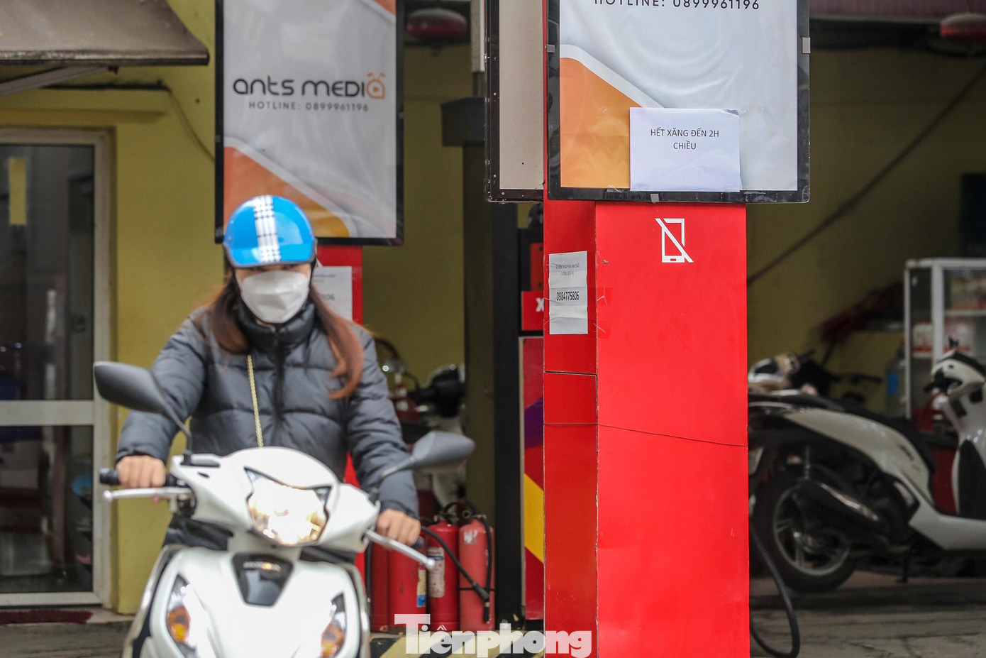 Một cửa hàng xăng trên đường Nguyễn Trãi (quận Thanh Xuân, Hà Nội thông báo "Hết xăng đến 2h chiều".