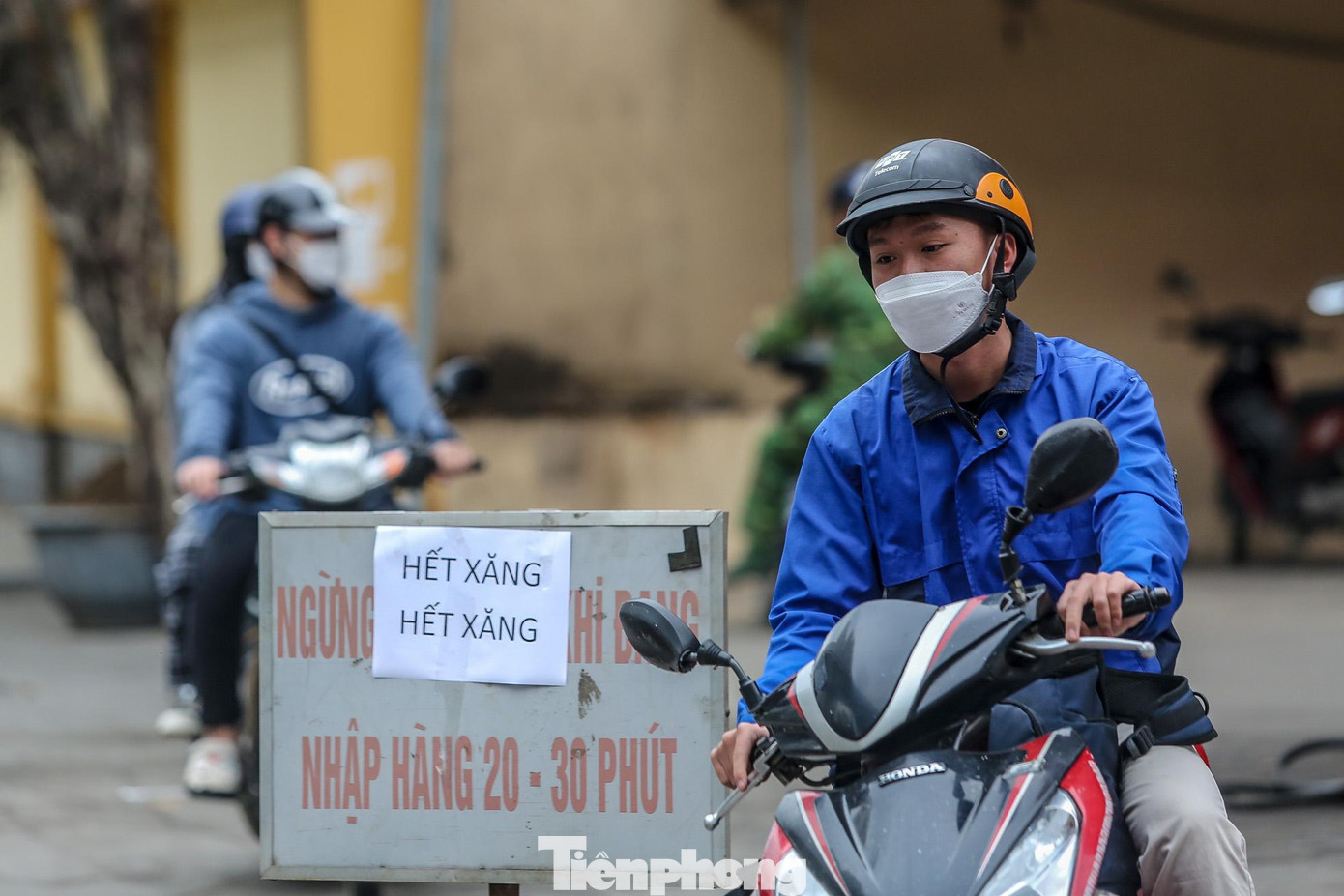 "Hôm qua đông quá nên tôi chưa đổ được xăng, nay xe đã gần hết xăng đến đây thì nhận được nhân viên thông báo hết hàng, giờ đành phải đi tìm cây xăng khác", một người dân chia sẻ.