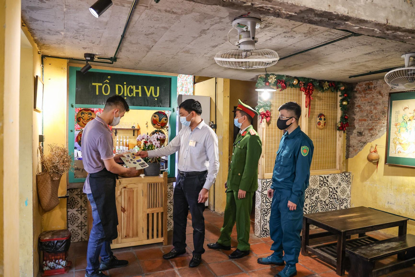 Thông báo ngay cho đơn vị quản lý không gian đi bộ nếu phát hiện khách hàng, người lao động/làm việc, người bán hàng có một trong các biểu hiện như mệt mỏi, sốt, ho, đau rát họng, khó thở; hạn chế tiếp xúc, giữ khoảng cách an toàn và thực hiện nghiêm túc theo hướng dẫn của đơn vị quản lý không gian đi bộ. Quản lý người lao động/làm việc, người bán hàng về các thông tin như tên, năm sinh, số CMT/CCCD, địa chỉ nơi ở, số điện thoại, địa chỉ quê quán; yêu cầu người lao động/làm việc, người bán hàng thông báo khi có tiếp xúc với các trường hợp mắc bệnh. Điều chỉnh số lượng người lao động/làm việc, người bán hàng tại không gian đi bộ theo tình hình dịch bệnh và theo quy định của thành phố và Quận. Thông báo ngay cho đơn vị quản lý không gian đi bộ nếu phát hiện khách hàng, người lao động/làm việc, người bán hàng có một trong các biểu hiện như mệt mỏi, sốt, ho, đau rát họng, khó thở; hạn chế tiếp xúc, giữ khoảng cách an toàn và thực hiện nghiêm túc theo hướng dẫn của đơn vị quản lý không gian đi bộ. Quản lý người lao động/làm việc, người bán hàng về các thông tin như tên, năm sinh, số CMT/CCCD, địa chỉ nơi ở, số điện thoại, địa chỉ quê quán; yêu cầu người lao động/làm việc, người bán hàng thông báo khi có tiếp xúc với các trường hợp mắc bệnh. Điều chỉnh số lượng người lao động/làm việc, người bán hàng tại không gian đi bộ theo tình hình dịch bệnh và theo quy định của thành phố và Quận.