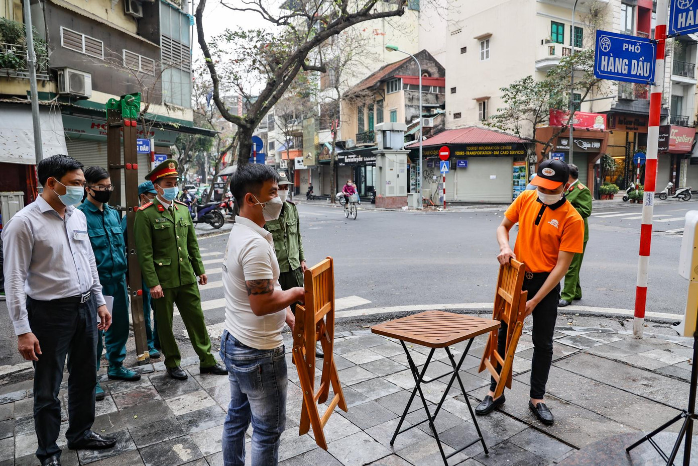 Đối với các cơ sở hoạt động kinh doanh, dịch vụ ăn uống tại các không gian đi bộ, UBND quận lưu ý cần tuân thủ việc sắp xếp nơi bán hàng của đơn vị quản lý không gian đi bộ, đảm bảo khoảng cách an toàn trong phòng, chống dịch. Yêu cầu người bán hàng, người lao động/làm việc luôn thực hiện Thông điệp 5K và các quy định phòng, chống dịch theo hướng dẫn của đơn vị quản lý không gian đi bộ; không đến làm việc nếu có một trong các biểu hiện như mệt mỏi, sốt, ho, đau rát họng, khó thở hoặc đang trong thời gian cách ly tại nhà theo quy định. Nhắc nhở khách hàng luôn đeo khẩu trang, tuân thủ khoảng cách khi mua hàng và chờ mua hàng. Đối với các cơ sở hoạt động kinh doanh, dịch vụ ăn uống tại các không gian đi bộ, UBND quận lưu ý cần tuân thủ việc sắp xếp nơi bán hàng của đơn vị quản lý không gian đi bộ, đảm bảo khoảng cách an toàn trong phòng, chống dịch. Yêu cầu người bán hàng, người lao động/làm việc luôn thực hiện Thông điệp 5K và các quy định phòng, chống dịch theo hướng dẫn của đơn vị quản lý không gian đi bộ; không đến làm việc nếu có một trong các biểu hiện như mệt mỏi, sốt, ho, đau rát họng, khó thở hoặc đang trong thời gian cách ly tại nhà theo quy định. Nhắc nhở khách hàng luôn đeo khẩu trang, tuân thủ khoảng cách khi mua hàng và chờ mua hàng.