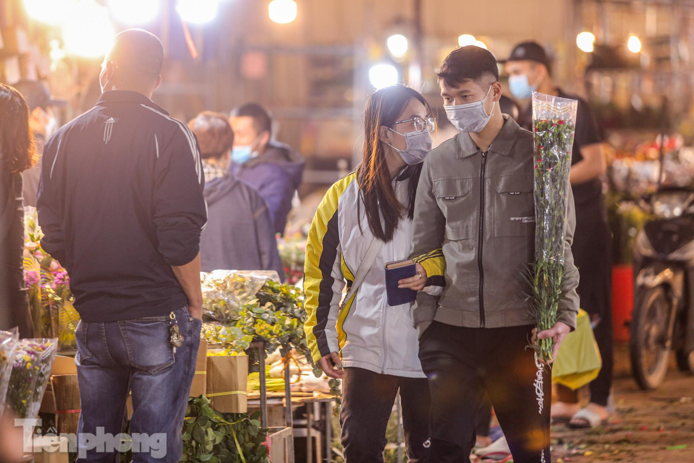 Đi chợ hoa đêm thành thói quen của nhiều người dân Hà Nội, đặc biệt các dịp lễ.